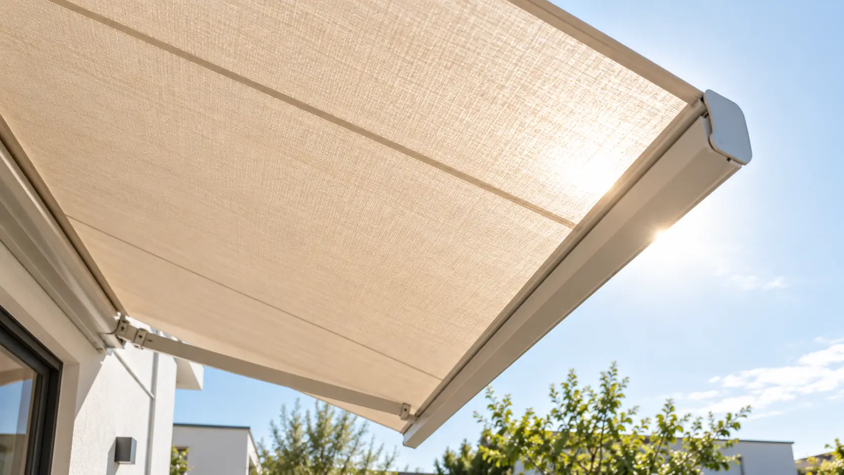 Untersicht einer Markise mit durchscheinendem Sonnenlicht