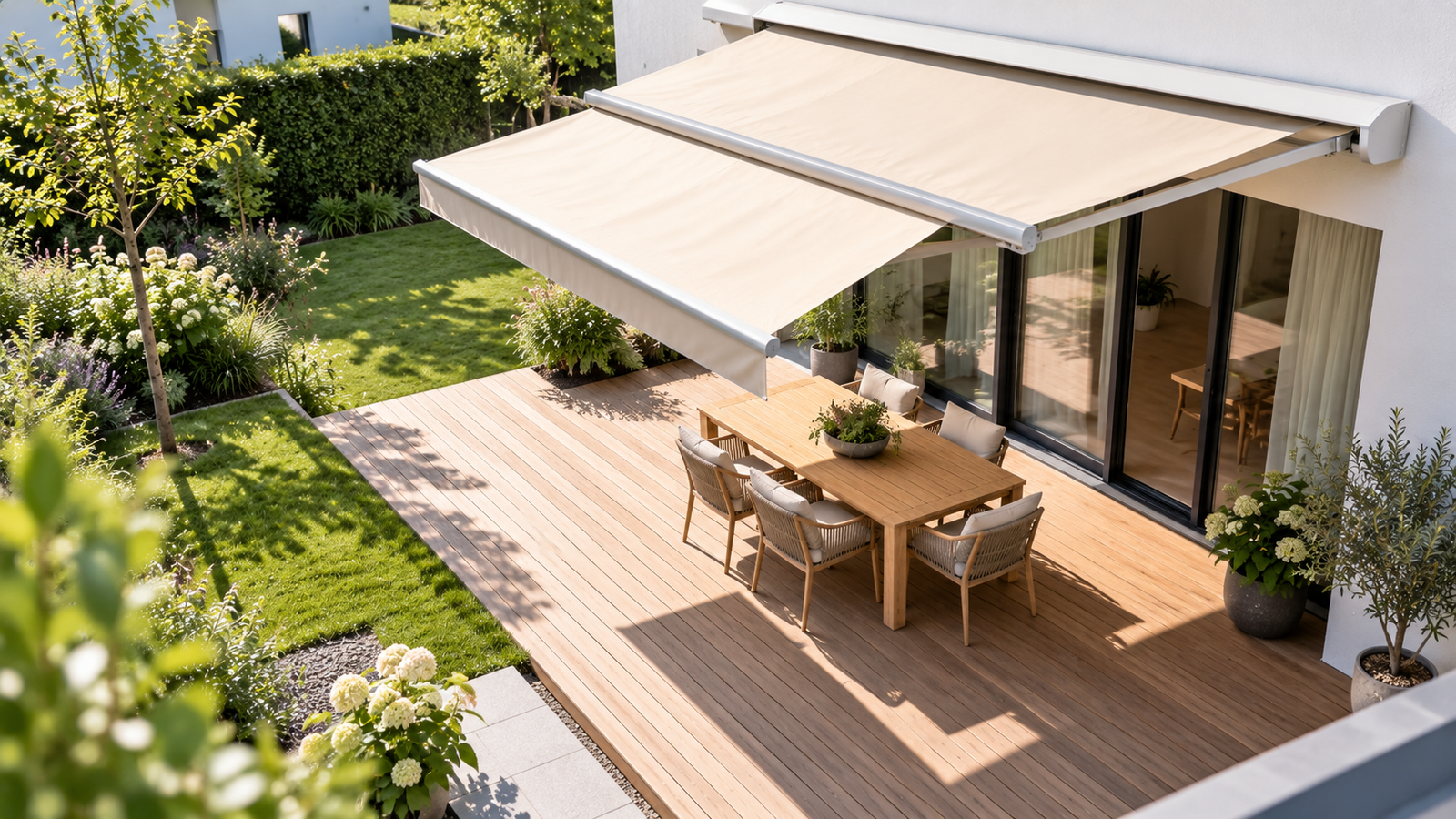 Blick von oben auf eine Terrasse mit halb eingefahrener Markise